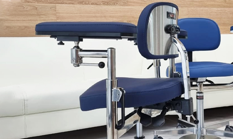 Медицинский стул с покрытием MODENGY на линейных направляющих скольжения подлокотников