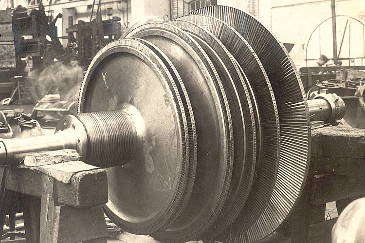 Одна из первых энергетических турбин